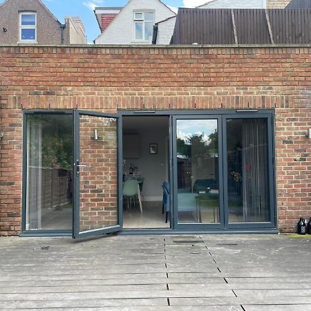 شقة Wonderful 3 Bed Flat With Private Garden In Wimbledon - 1 The Queens لندن المظهر الخارجي الصورة