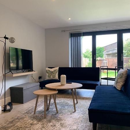 شقة Wonderful 3 Bed Flat With Private Garden In Wimbledon - 1 The Queens لندن المظهر الخارجي الصورة