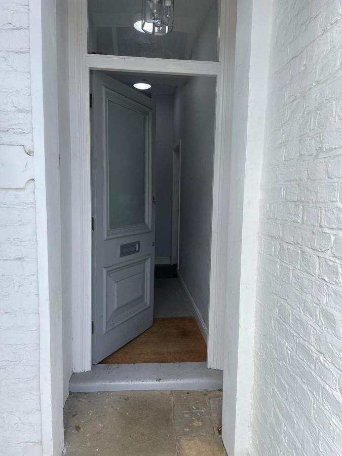 شقة Wonderful 3 Bed Flat With Private Garden In Wimbledon - 1 The Queens لندن المظهر الخارجي الصورة