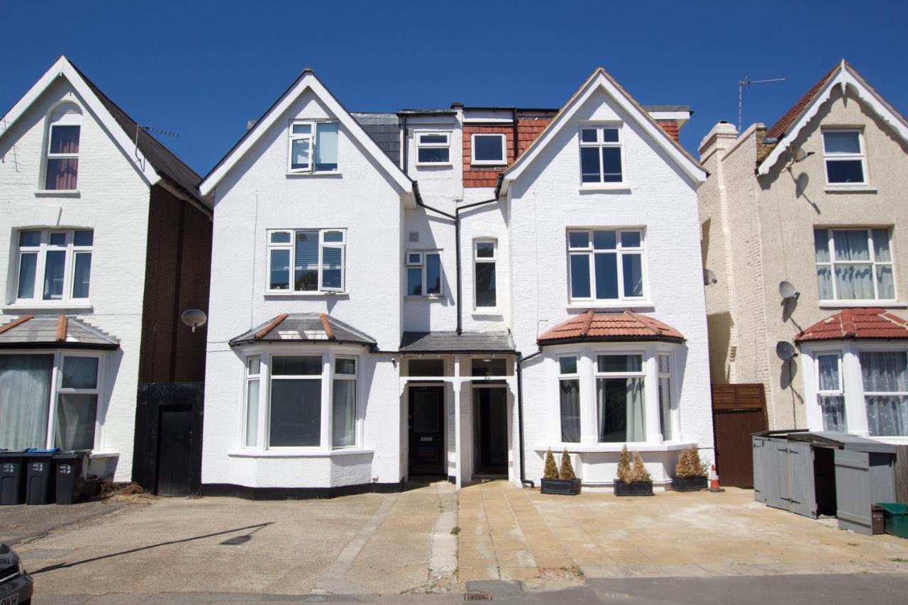 شقة Wonderful 3 Bed Flat With Private Garden In Wimbledon - 1 The Queens لندن المظهر الخارجي الصورة