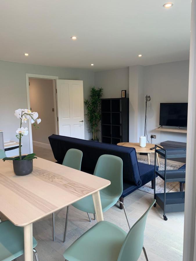 شقة Wonderful 3 Bed Flat With Private Garden In Wimbledon - 1 The Queens لندن المظهر الخارجي الصورة