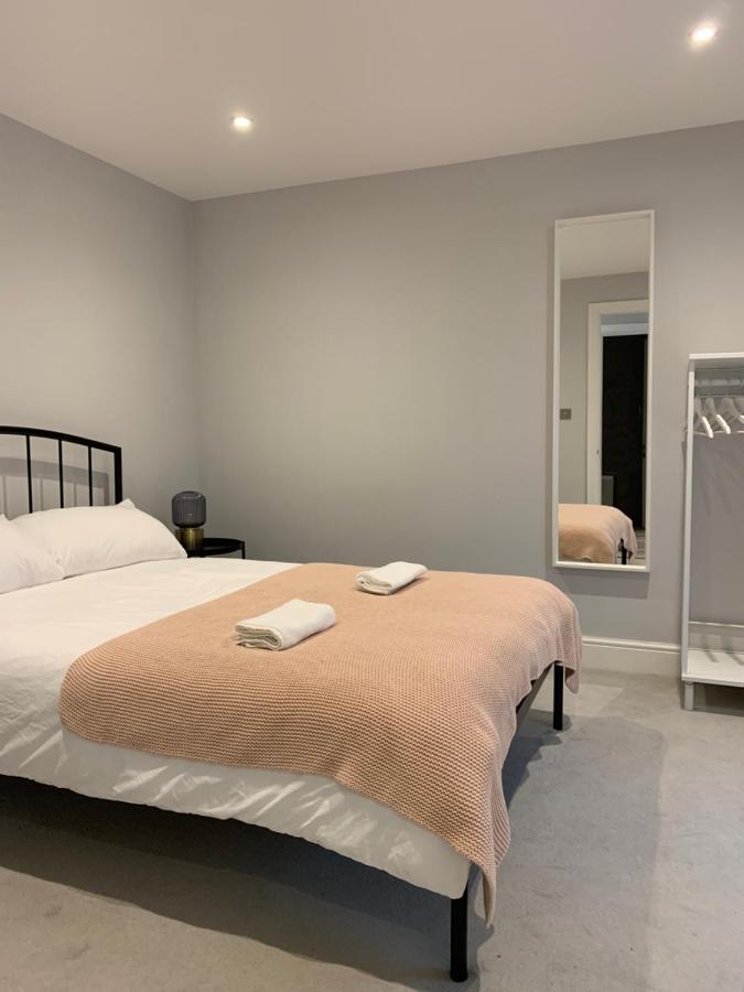 شقة Wonderful 3 Bed Flat With Private Garden In Wimbledon - 1 The Queens لندن المظهر الخارجي الصورة