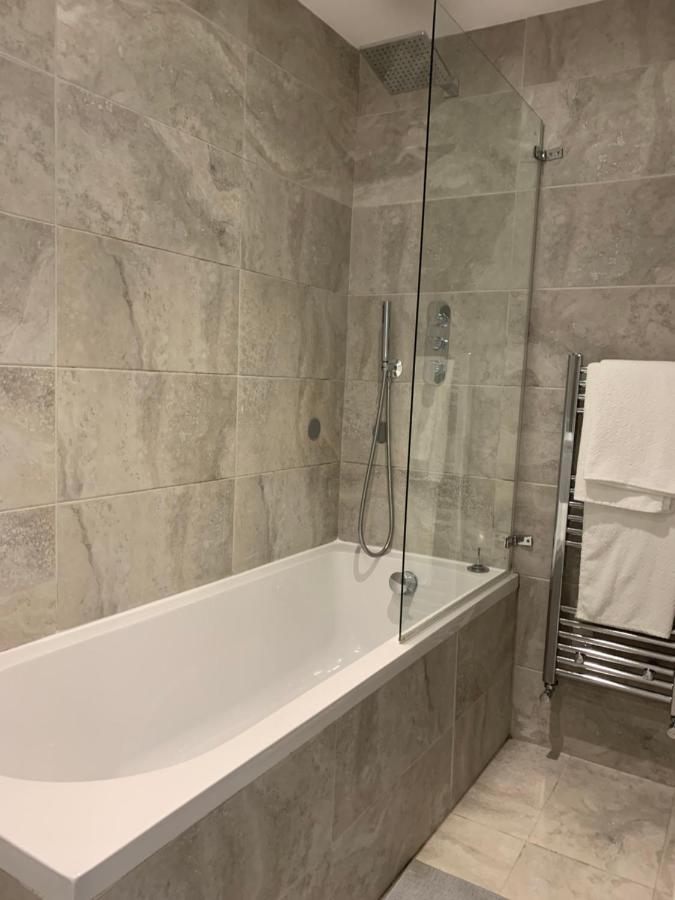 شقة Wonderful 3 Bed Flat With Private Garden In Wimbledon - 1 The Queens لندن المظهر الخارجي الصورة