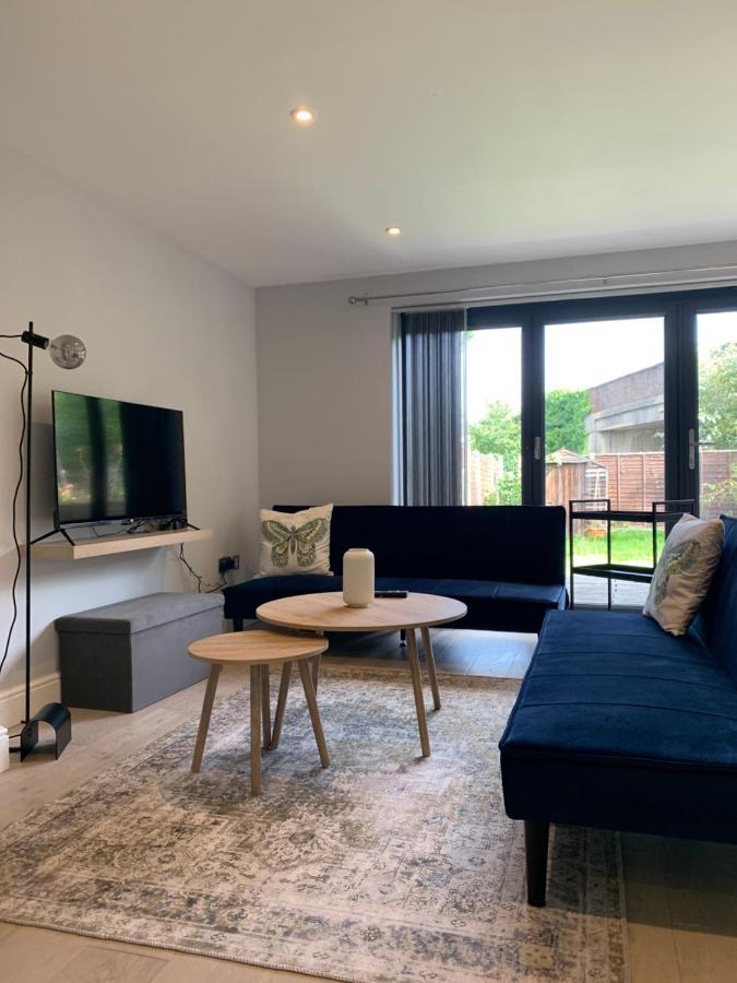 شقة Wonderful 3 Bed Flat With Private Garden In Wimbledon - 1 The Queens لندن المظهر الخارجي الصورة