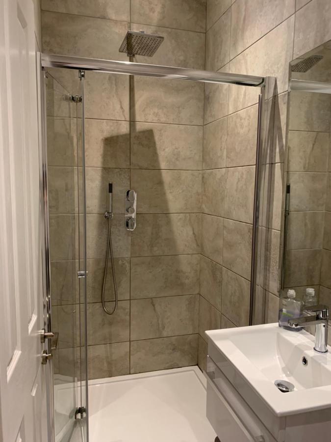 شقة Wonderful 3 Bed Flat With Private Garden In Wimbledon - 1 The Queens لندن المظهر الخارجي الصورة
